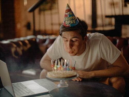 خبراء الإتيكيت يقدمون 5 نصائح للاحتفال بعيد ميلاد زميلك في العمل